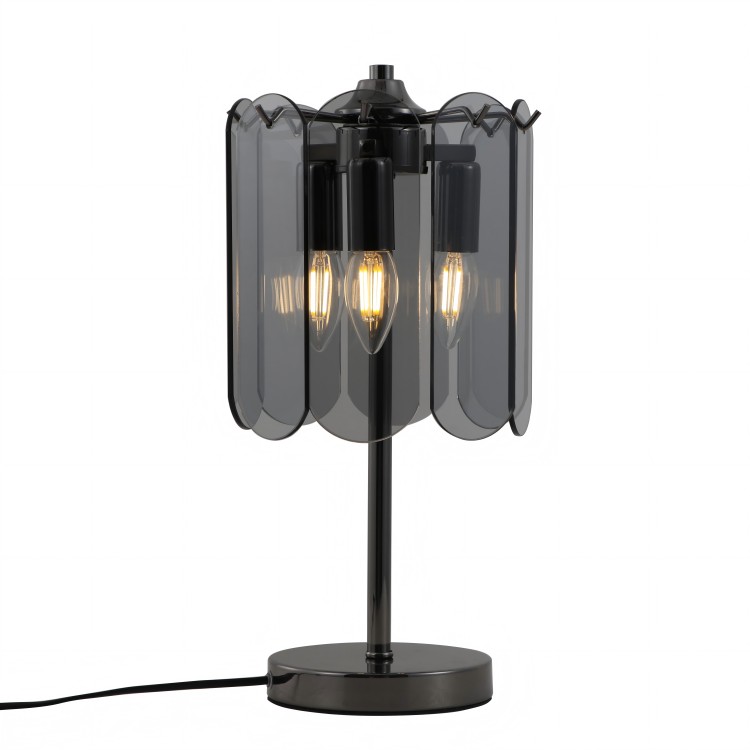 Onko Smoky Glasses 3-Lights -pöytävalaisimen koota hankalaa sängyn päälle?