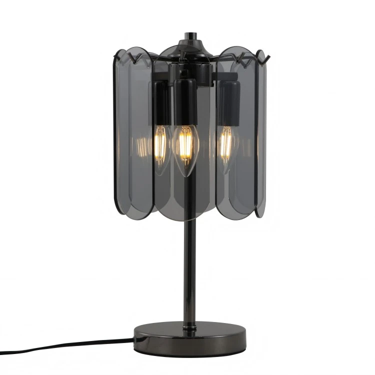 Onko Smoky Glasses 3-Lights -pöytävalaisimen koota hankalaa sängyn päälle?